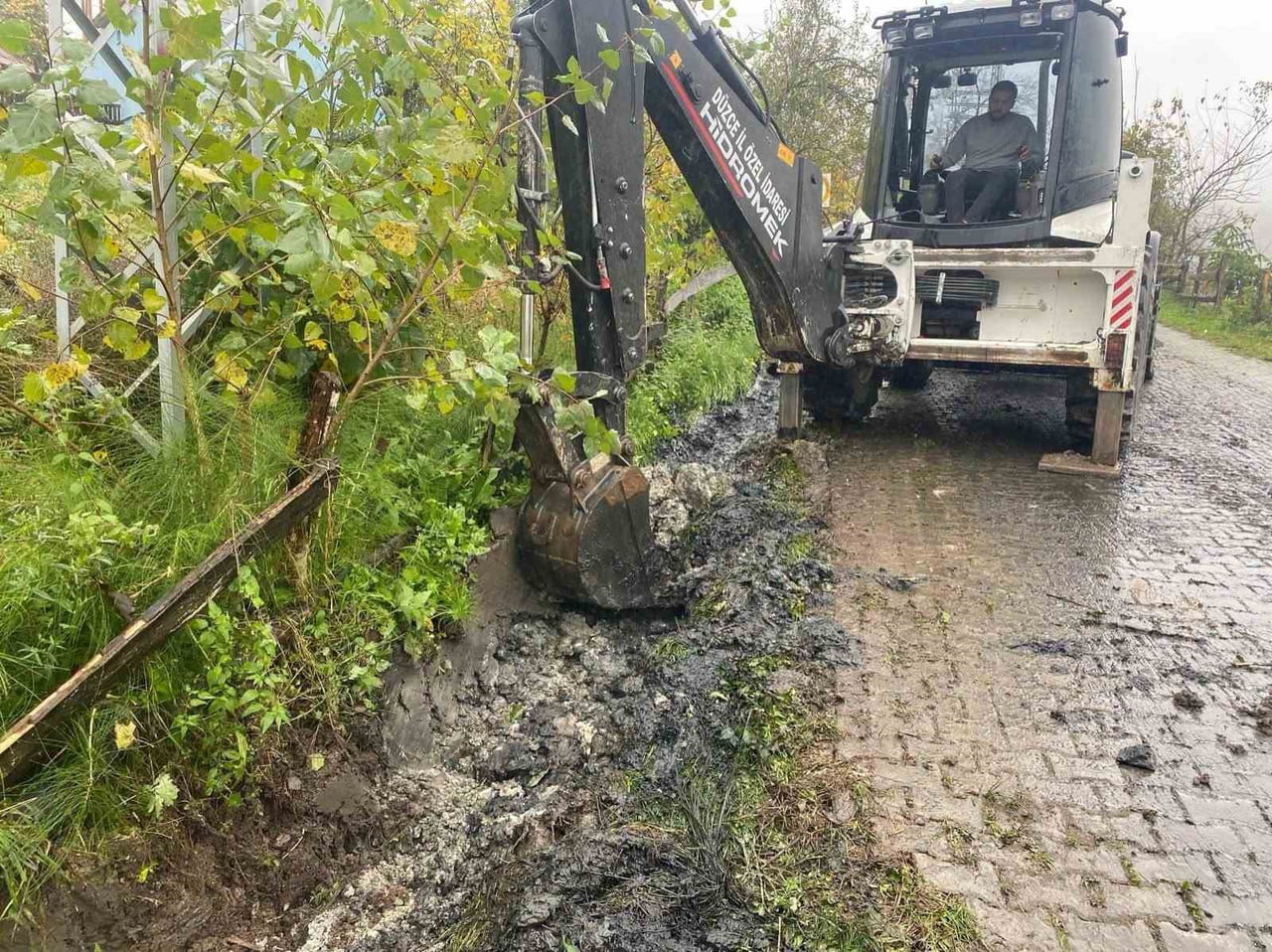 DÜZCE İL ÖZEL İDARESİ EKİPLERİ, KAYNAŞLI İLÇESİNDE YAĞMUR SULARININ TAHLİYESİNİ KOLAYLAŞTIRMAK VE...