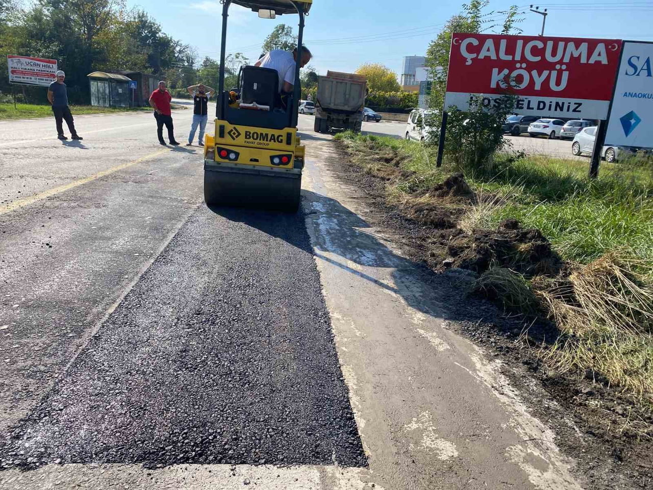 DÜZCE İL ÖZEL İDARESİ EKİPLERİ, MERKEZ İLÇEYE BAĞLI ÇALICUMA KÖYÜ’NDE YÜRÜTÜLEN ASFALT YAMA...