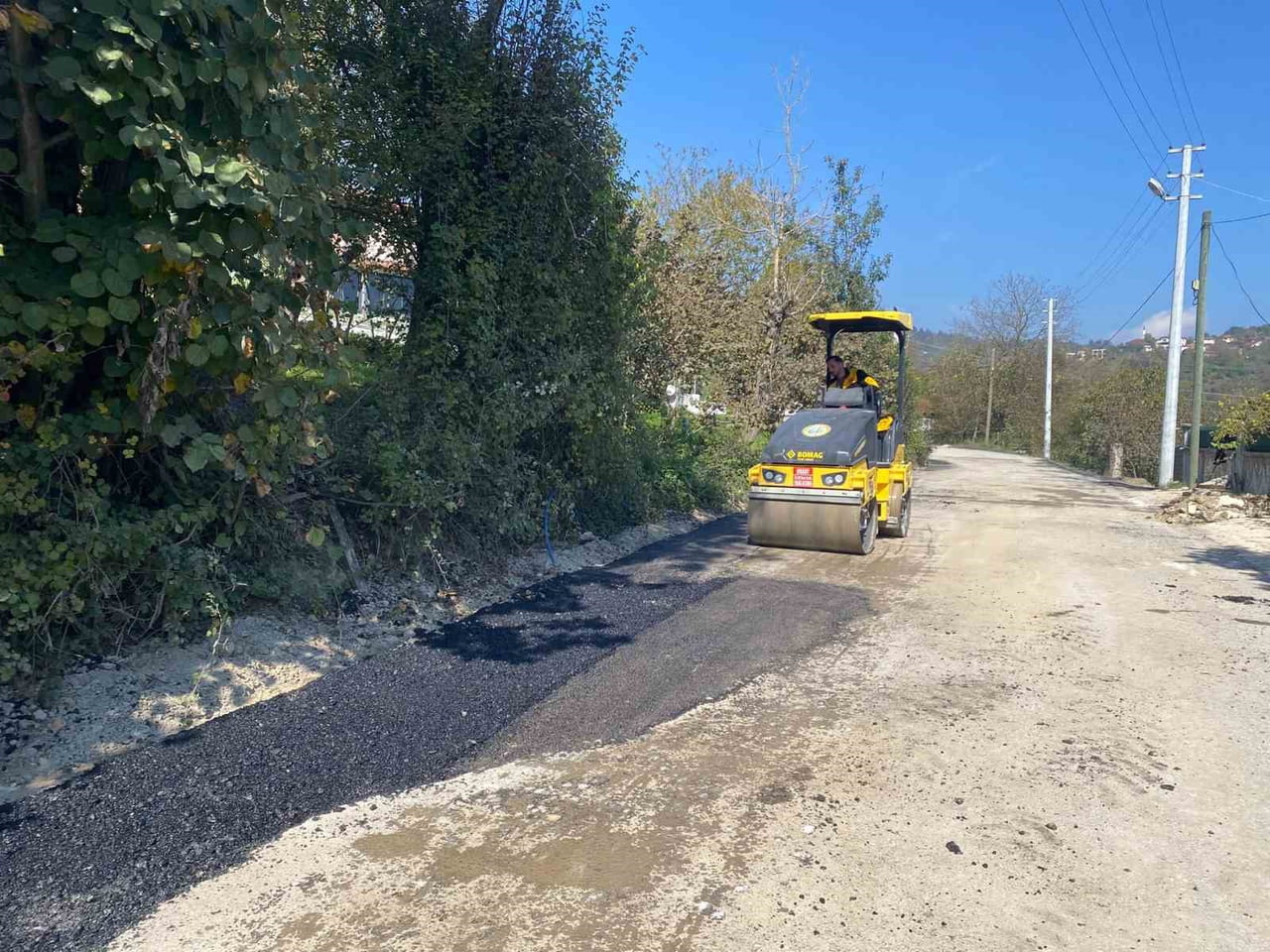 DÜZCE İL ÖZEL İDARESİ EKİPLERİ, MERKEZ İLÇEYE BAĞLI SANCAKDERE KÖYÜ’NDE BOZULAN YOL KESİMLERİNDE...