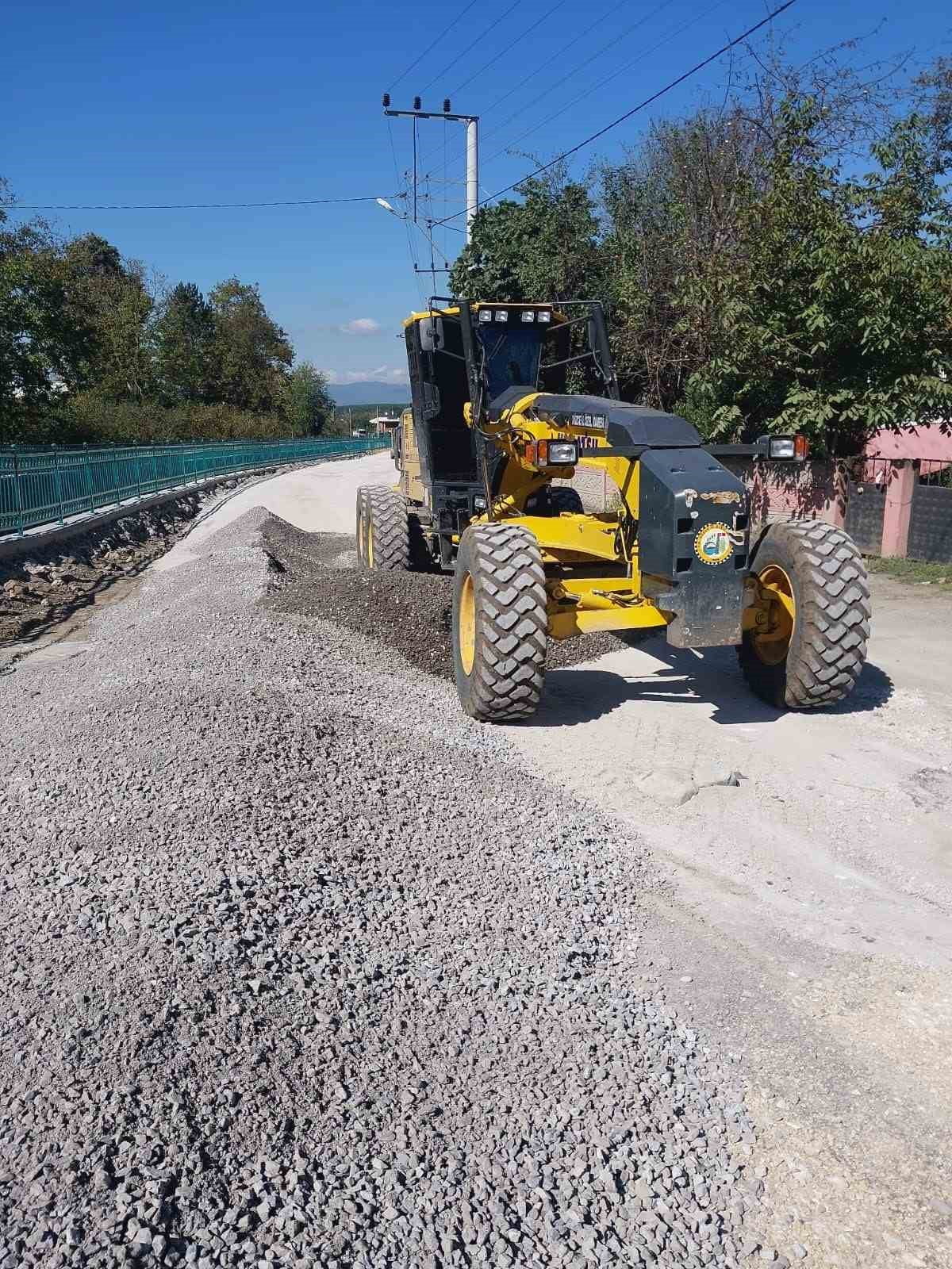 DÜZCE İL ÖZEL İDARESİ, MERKEZ İLÇEYE BAĞLI AYDINPINAR KÖYÜ’NDE SICAK ASFALT ÇALIŞMALARI ÖNCESİNDE...