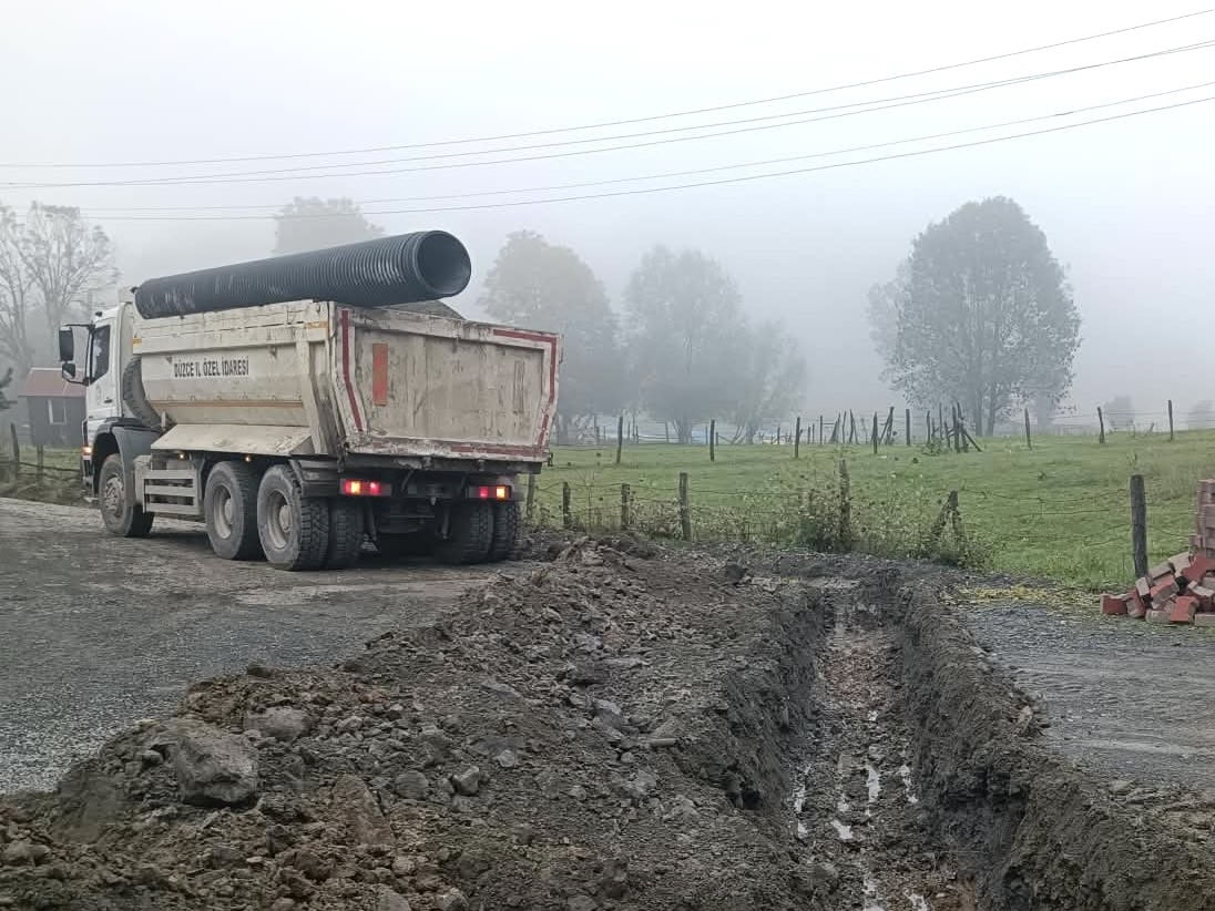 DÜZCE İL ÖZEL İDARESİ TARAFINDAN GÖLYAKA İLÇESİNE BAĞLI SAÇMALIPINAR KÖYÜ’NDE KORUGE BORU...