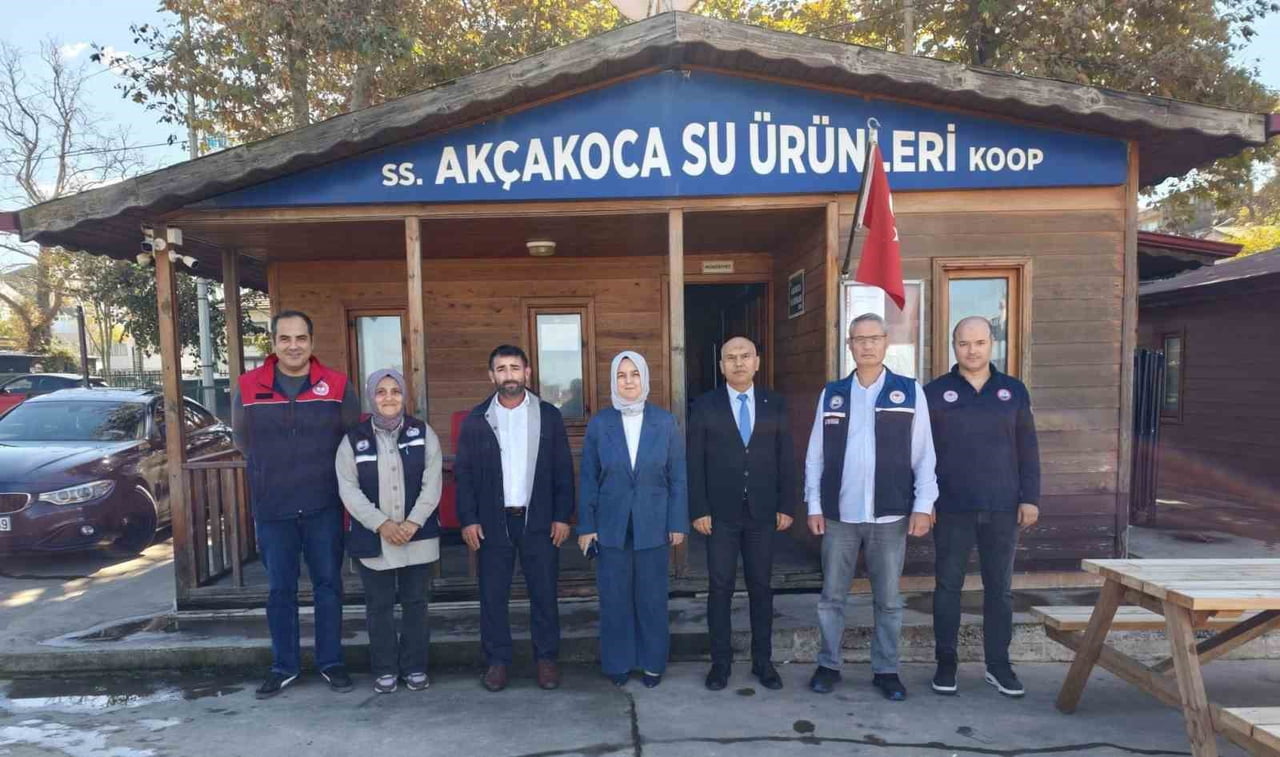 DÜZCE İL TARIM VE ORMAN MÜDÜRÜ ESRA UZUN, AKÇAKOCA SU ÜRÜNLERİ KOOPERATİFİ İLE BALIKÇI BARINAĞI'NI...