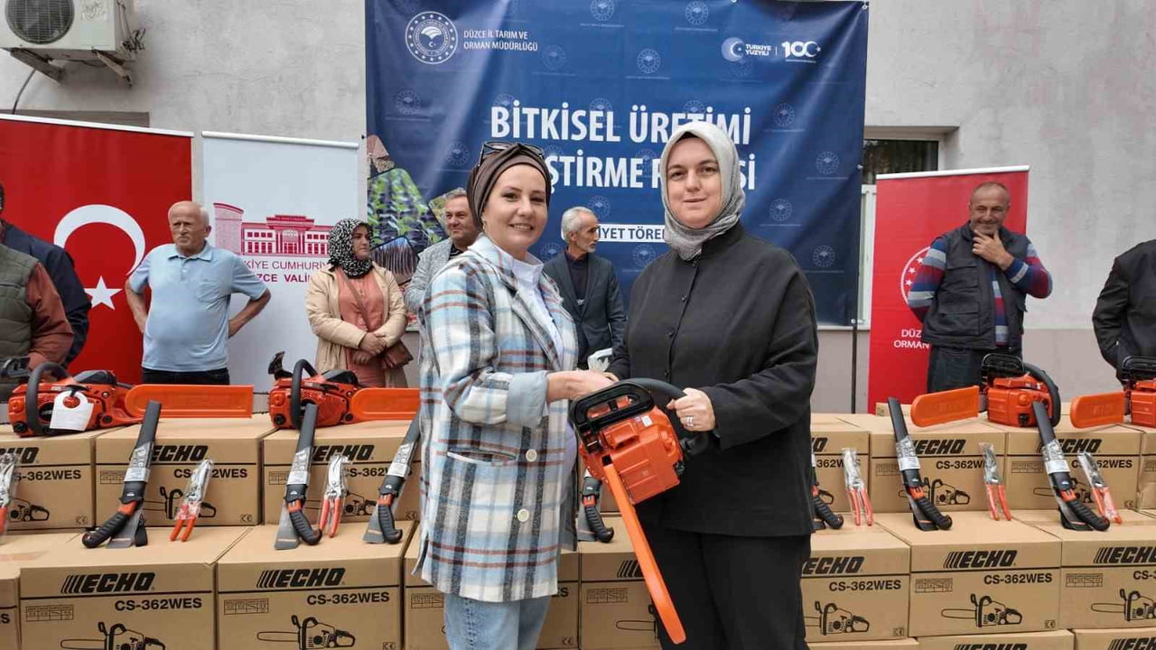 DÜZCE MERKEZ VE AKÇAKOCA’DA YÜZDE 50'Sİ BAKANLIK DESTEKLİ 102 FINDIK ÜRETİCİSİNE MOTORLU TESTERE...