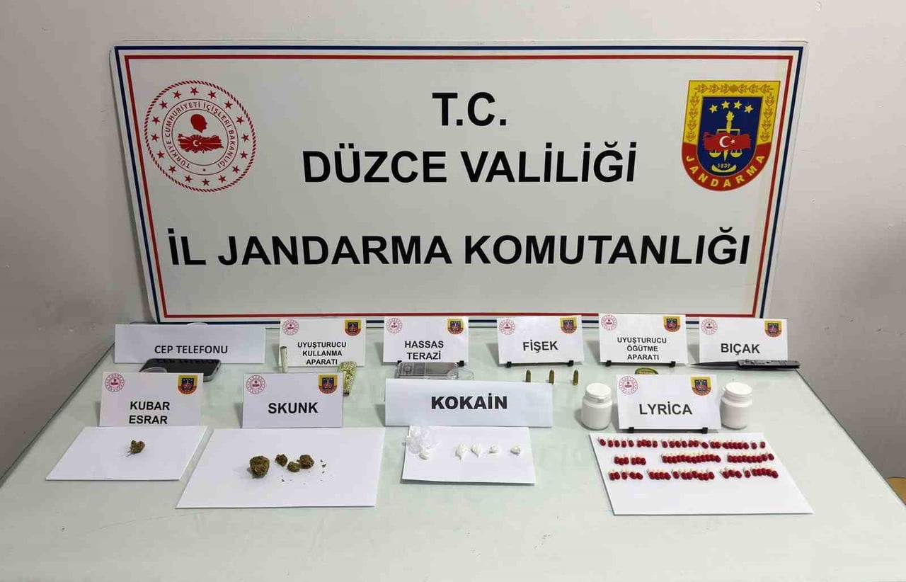 DÜZCE MERKEZDE JANDARMA EKİPLERİNCE YAPILAN UYUŞTURUCU SATICILARINA YÖNELİK OPERASYONDA 1 KİŞİ...