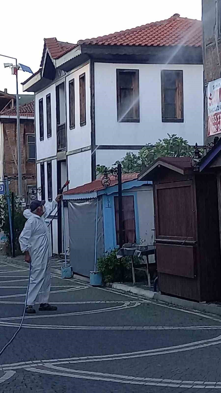 DÜZCE’NİN AKÇAKOCA İLÇESİNDE MUHTAR HASAN AYDIN, KULUMU GİYDİ ELİNE İLAÇLAMA MAKİNASINI ALARAK...