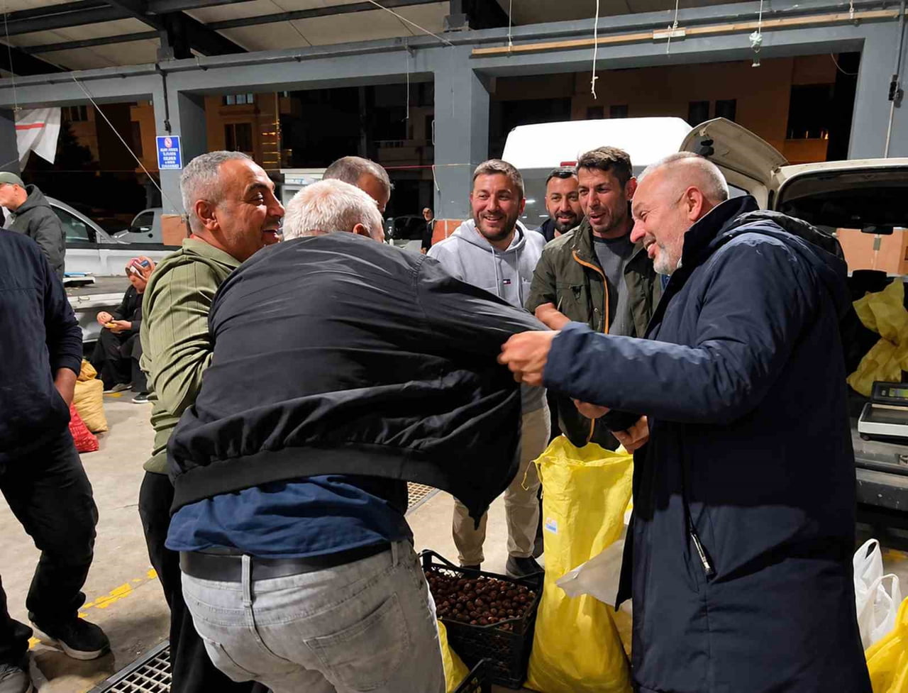 DÜZCE’NİN COĞRAFİ İŞARETLİ ÜRÜNLERİNDEN OLAN DÜZCE KUZU KESTANESİ’NİN SATIŞA SUNULDUĞU KESTANE...