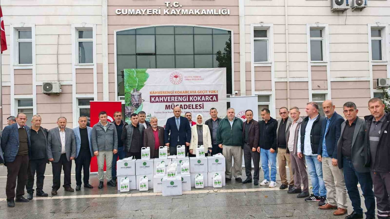 DÜZCE’NİN CUMAYERİ İLÇESİNDE KAHVERENGİ KOKARCA ZARARLISIYLA MÜCADELE KAPSAMINDA MUHTARLARA İLAÇ...