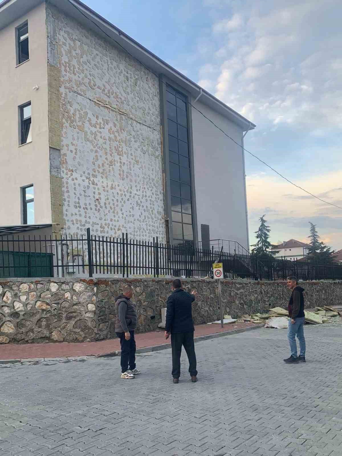 DÜZCE’NİN GÜMÜŞOVA İLÇESİNDE GECE SAATLERİNDE ETKİLİ OLAN YOĞUN FIRTINA, GÜMÜŞOVA İLKOKULU VE...