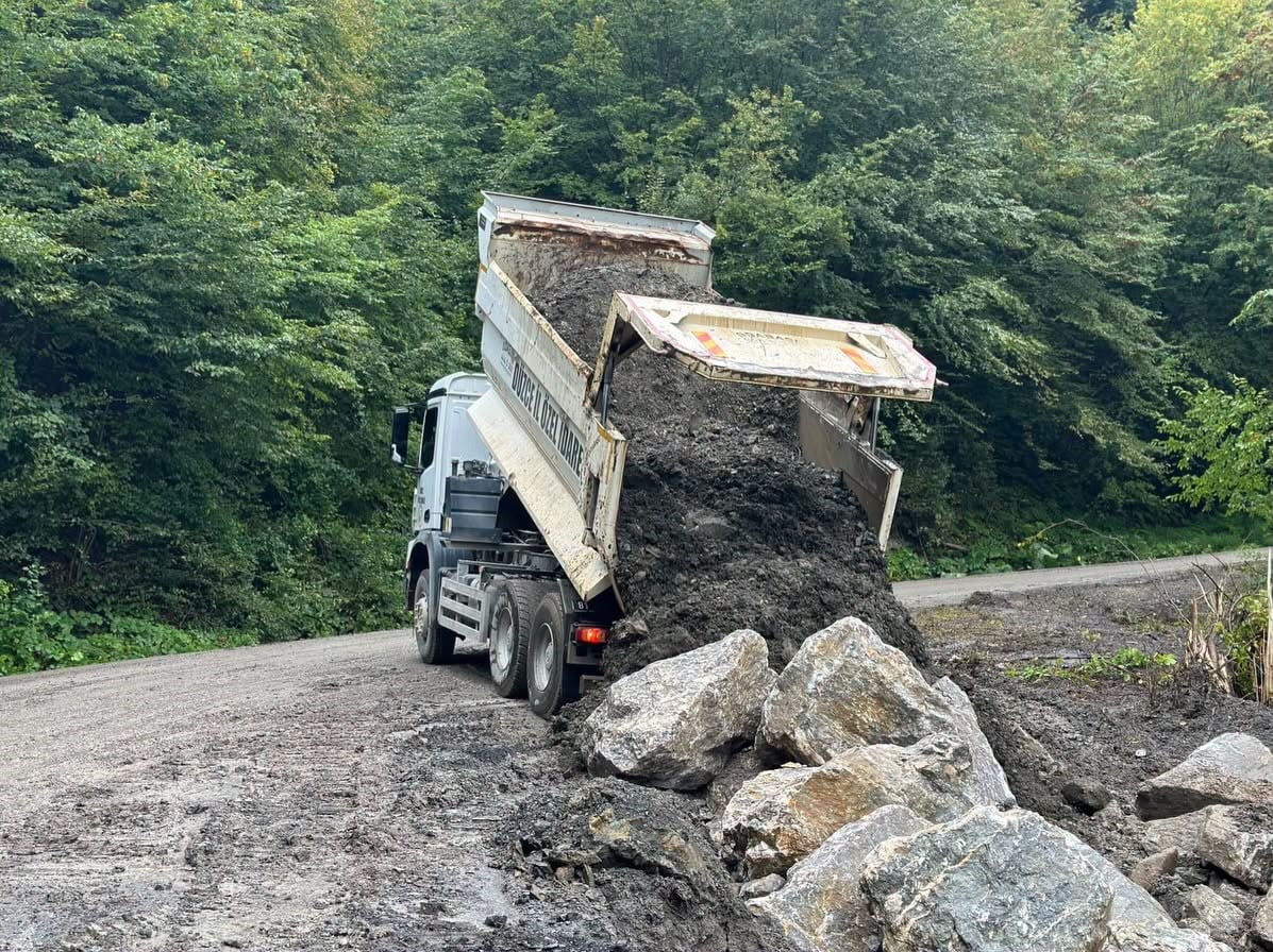 DÜZCE’NİN KAYNAŞLI İLÇESİNDE AŞIRI YAĞIŞLARIN ARDINDAN MEYDANA GELEN HEYELAN NEDENİYLE ZARAR GÖREN...