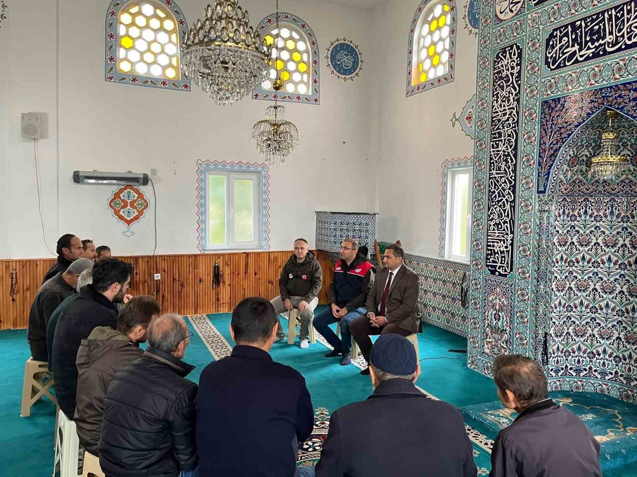 DÜZCE’NİN KAYNAŞLI İLÇESİNE BAĞLI ESKİKÖY MAHALLESİ’NDE ÜRETİCİLERLE BİR ARAYA GELEN İLÇE TARIM VE...