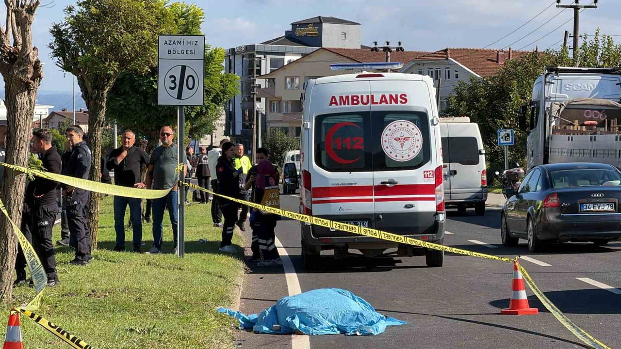 DÜZCE’NİN KONURALP BÖLGESİ EDS MEVKİİNDE MEYDANA GELEN TRAFİK KAZASINDA MOTOSİKLETİN ÇARPTIĞI...