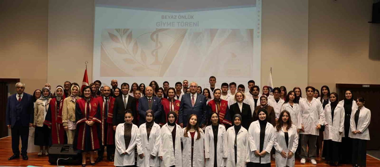 DÜZCE ÜNİVERSİTESİ ECZACILIK FAKÜLTESİ TARAFINDAN DÜZENLENEN BEYAZ ÖNLÜK GİYME TÖRENİ'NDE...