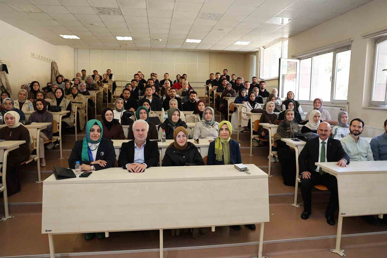 DÜZCE ÜNİVERSİTESİ İLAHİYAT FAKÜLTESİ ÖĞRENCİLERİNİN DERSİNE KONUK OLAN REKTÖR PROF. DR. NEDİM...