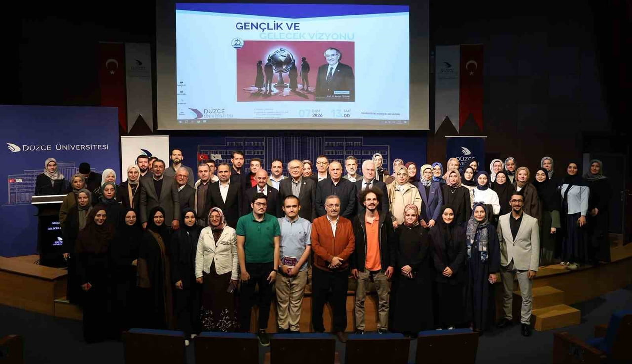DÜZCE ÜNİVERSİTESİ ÖĞRENCİLERİNİN SORULARIYLA DEVAM EDEN "GENÇLİK VE GELECEK VİZYONU" ADLI...