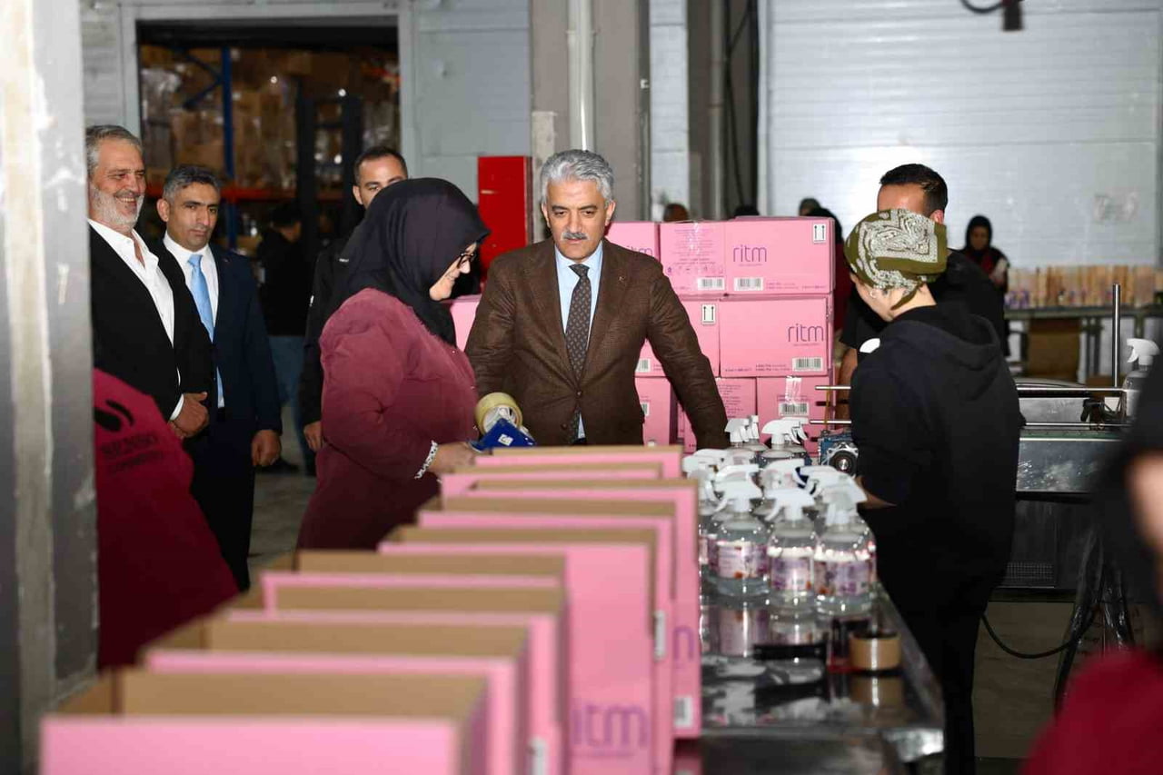 DÜZCE VALİSİ MEHMET MAKAS, YENİ TAŞKÖPRÜ KÖYÜ’NDE FAALİYET GÖSTEREN KOZMETİK FABRİKASINI ZİYARET...