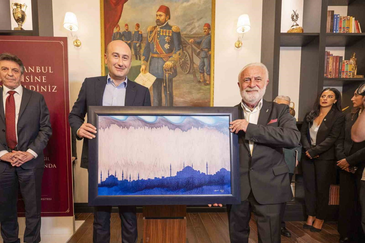 EBRU SANATININ USTA İSİMLERİNDEN HİKMET BARUTÇUGİL’İN İSTANBUL’DAN İLHAM ALAN ESERLERİNDEN OLUŞAN...