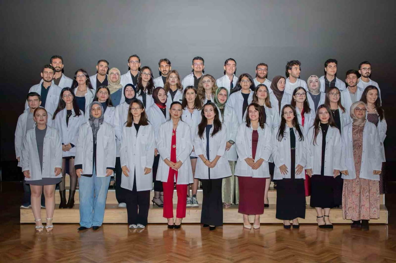 EBYÜ’DE DİŞ HEKİMLİĞİ ÖĞRENCİLERİ BEYAZ ÖNLÜKLERİNİ GİYDİ