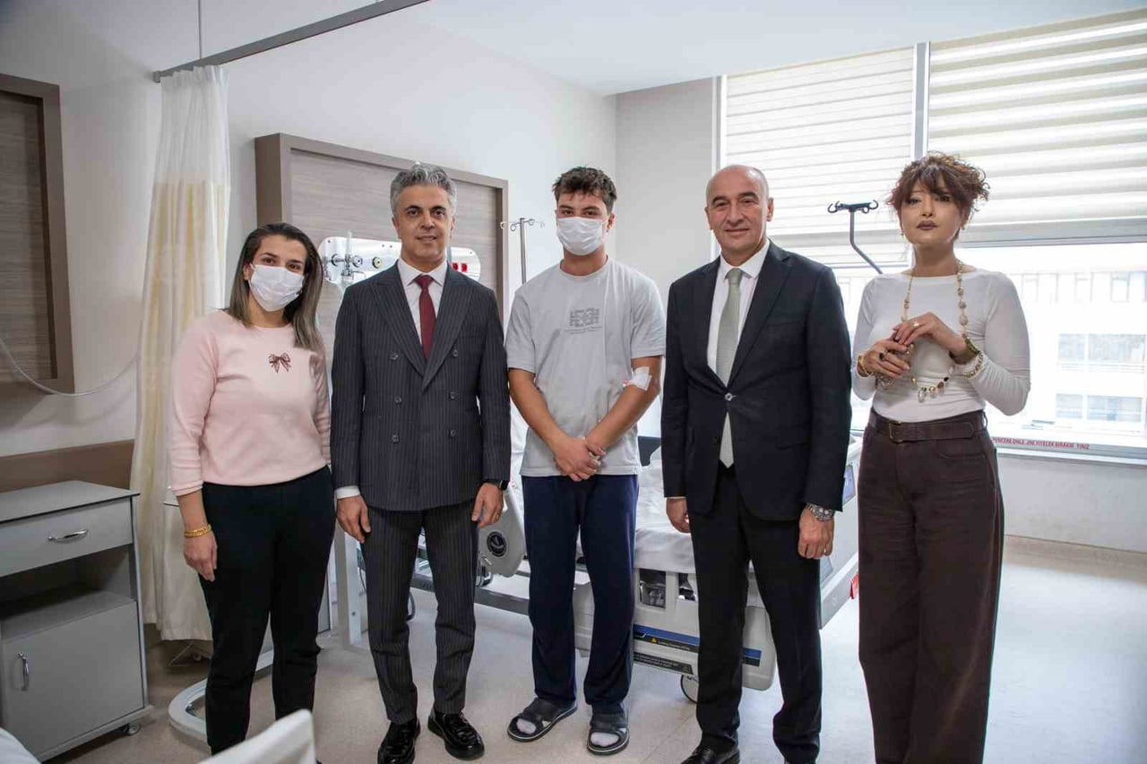 EBYÜ REKTÖRÜ KUYRUKLUYILDIZ'DAN TEDAVİ GÖREN ÖĞRENCİLERE ZİYARET