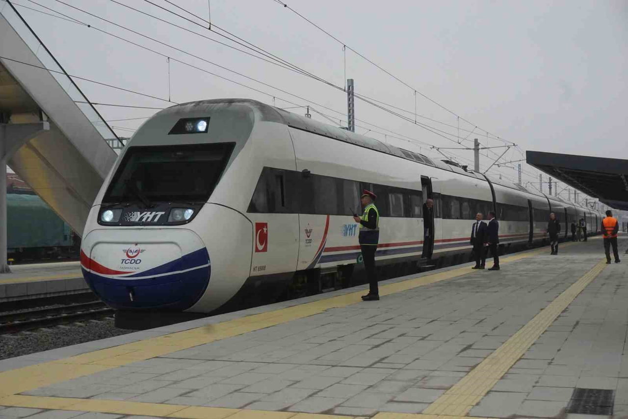 EDİRNE'DE HIZLI TREN HEYECANI YAŞANDI. TÜRKİYE CUMHURİYETİ DEVLET DEMİRYOLLARI (TCDD)...