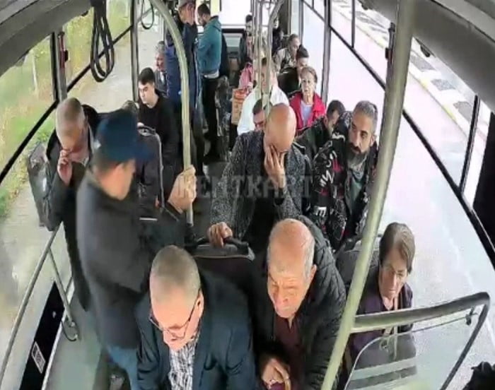 EDİRNE'DE ŞEHİR İÇİ ULAŞIM ARACINDA EPİLEPSİ HASTASI YOLCU RAHATSIZLANDI. ŞOFÖRLER ALDIKLARI İLK...