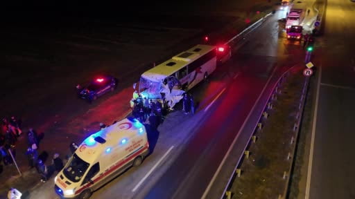 Edirne'de tur otobüsü nar yüklü tır ile çarpıştı: 10 yaralı