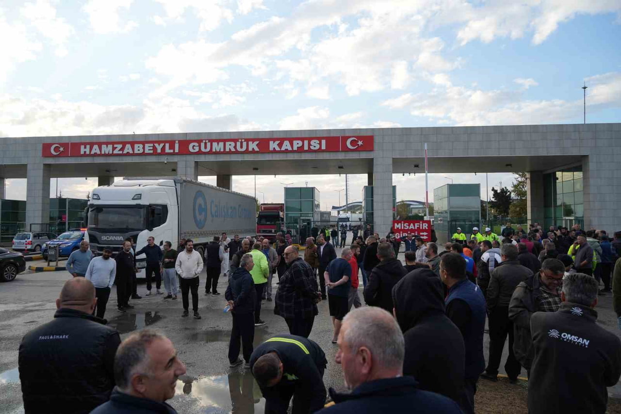 EDİRNE'NİN HAMZABEYLİ SINIR KAPISI'NDA TIR ŞOFÖRLERİ, GEÇİŞ BELGESİ ALAMADIKLARI GEREKÇESİYLE...