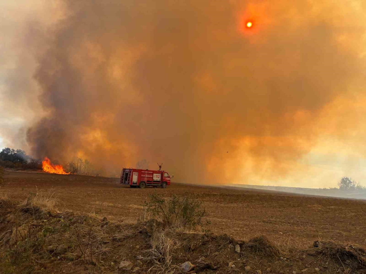 EDİRNE'NİN LALAPAŞA İLÇESİNDE AĞAÇLIK VE ANIZLIK BÖLGEDE ÇIKAN YANGIN EKİPLERİN MÜDAHALESİYLE...