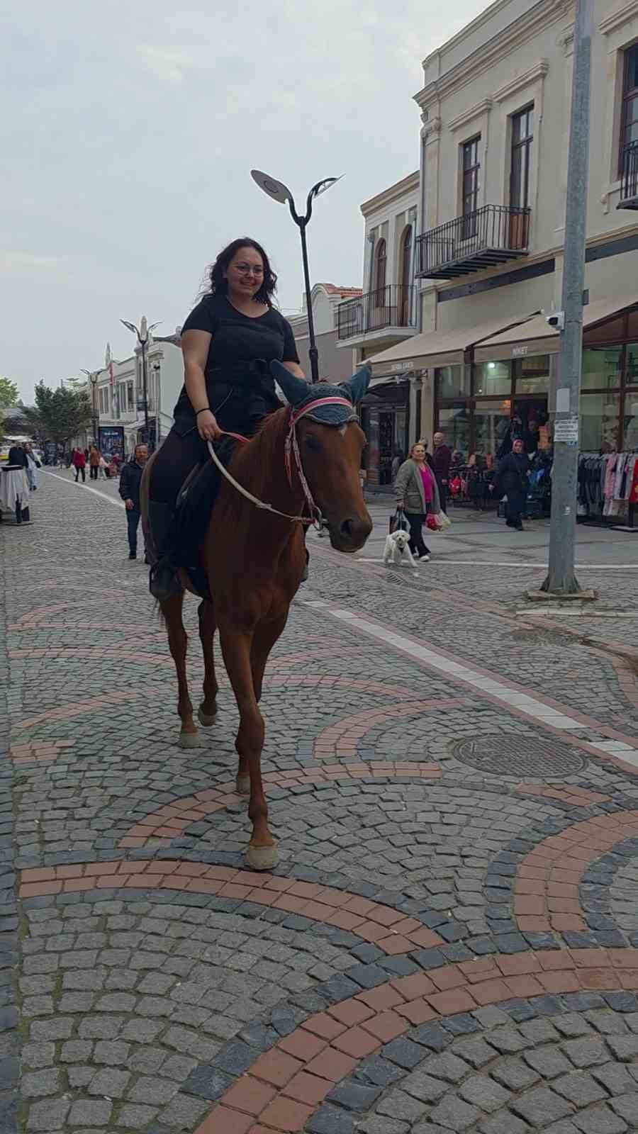 EDİRNE’DE ATIYLA CADDELERDE GEZDİ, VATANDAŞLARIN İLGİSİNİ ÇEKTİ