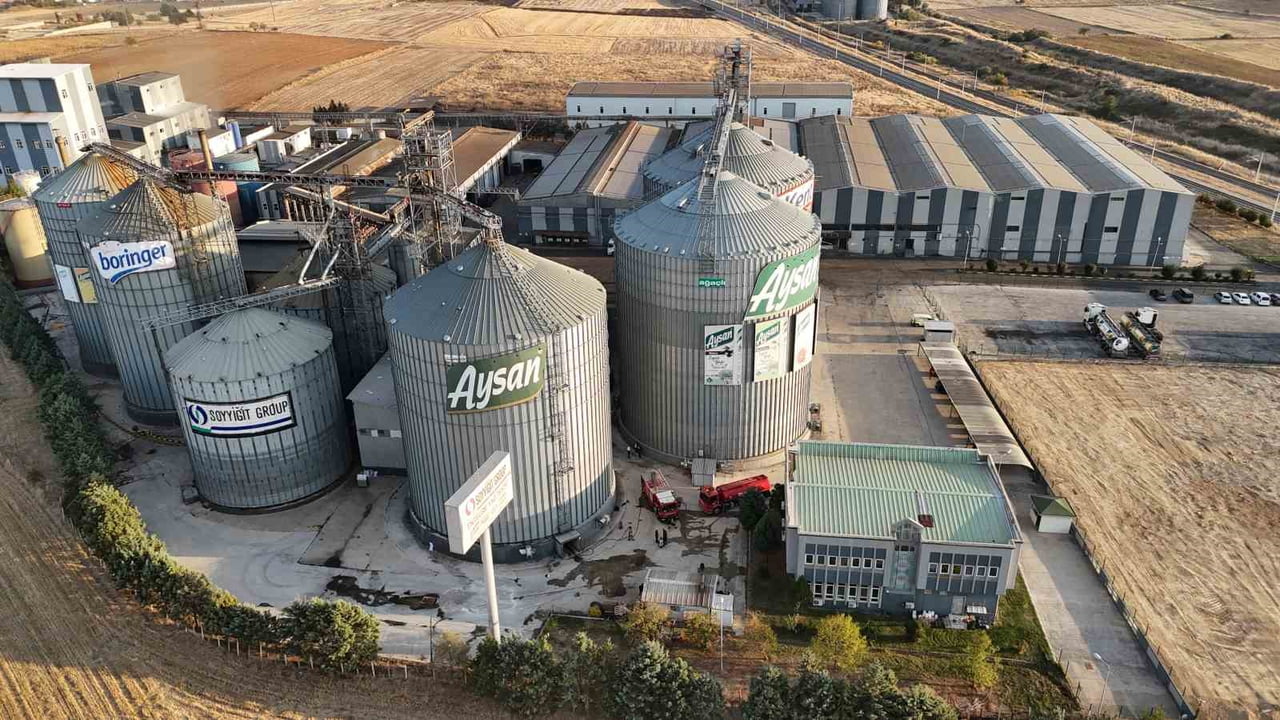 EDİRNE’DE SIVI YAĞ FABRİKASININ AYÇİÇEĞİ ÇEKİRDEĞİ SİLOSUNDA YANGIN ÇIKTI