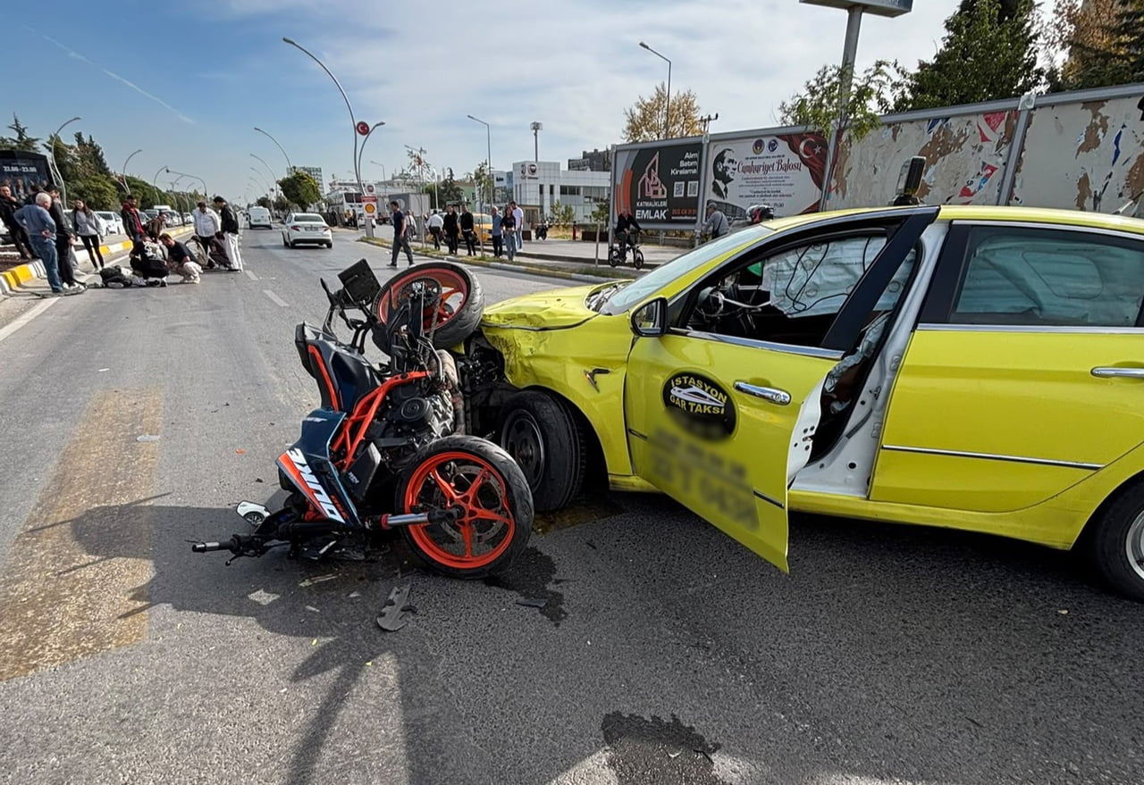 EDİRNE’DE TİCARİ TAKSİ İLE MOTOSİKLETİN ÇARPIŞMASI SONUCU MEYDANA GELEN KAZADA 2 KİŞİ...