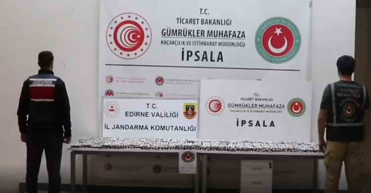 EDİRNE’NİN İPSALA GÜMRÜK KAPISI’NDA DÜZENLENEN OPERASYONDA, BİR KAMYONETİN ÖN YOLCU KOLTUĞUNUN...
