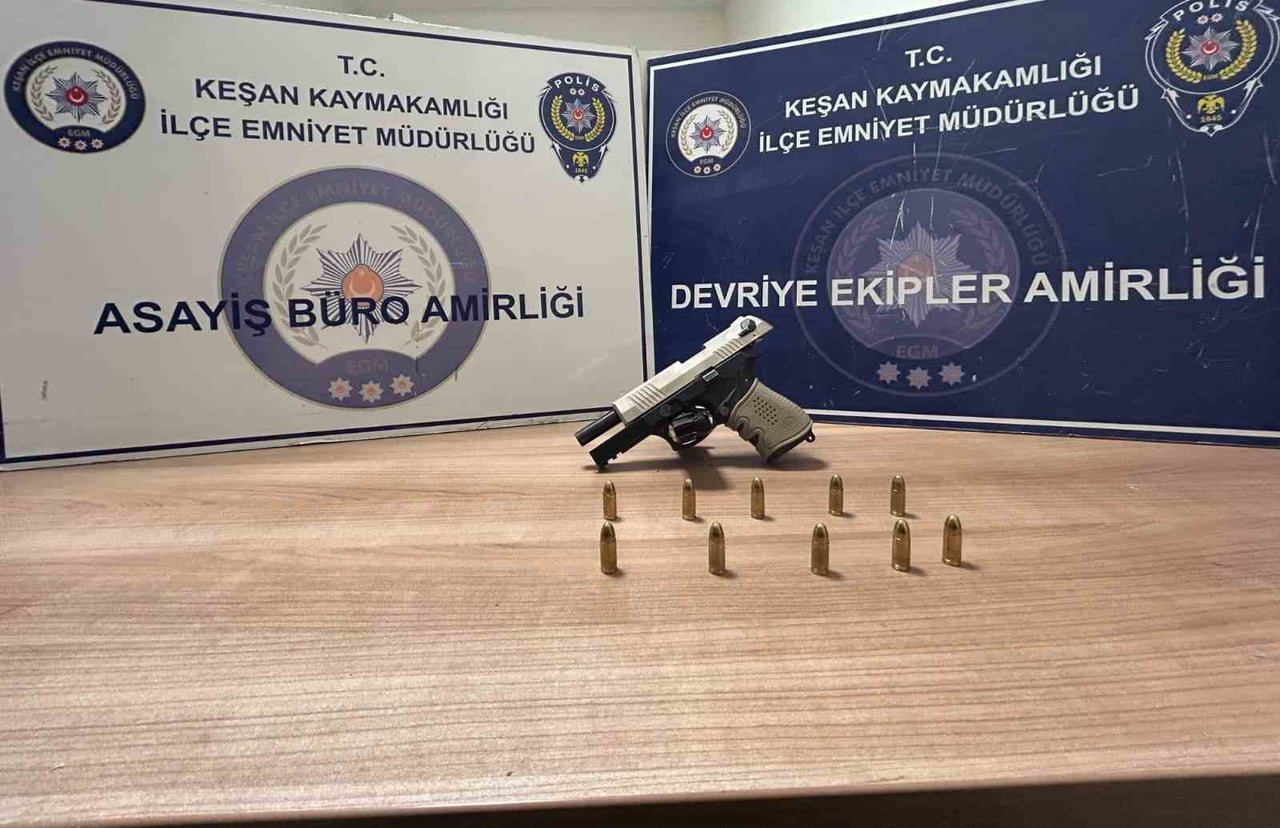 EDİRNE’NİN KEŞAN İLÇESİNDE, POLİSİN ÜZERİNDE TABANCA VE 10 FİŞEK ELE GEÇİRDİĞİ ŞÜPHELİ GÖZALTINA...
