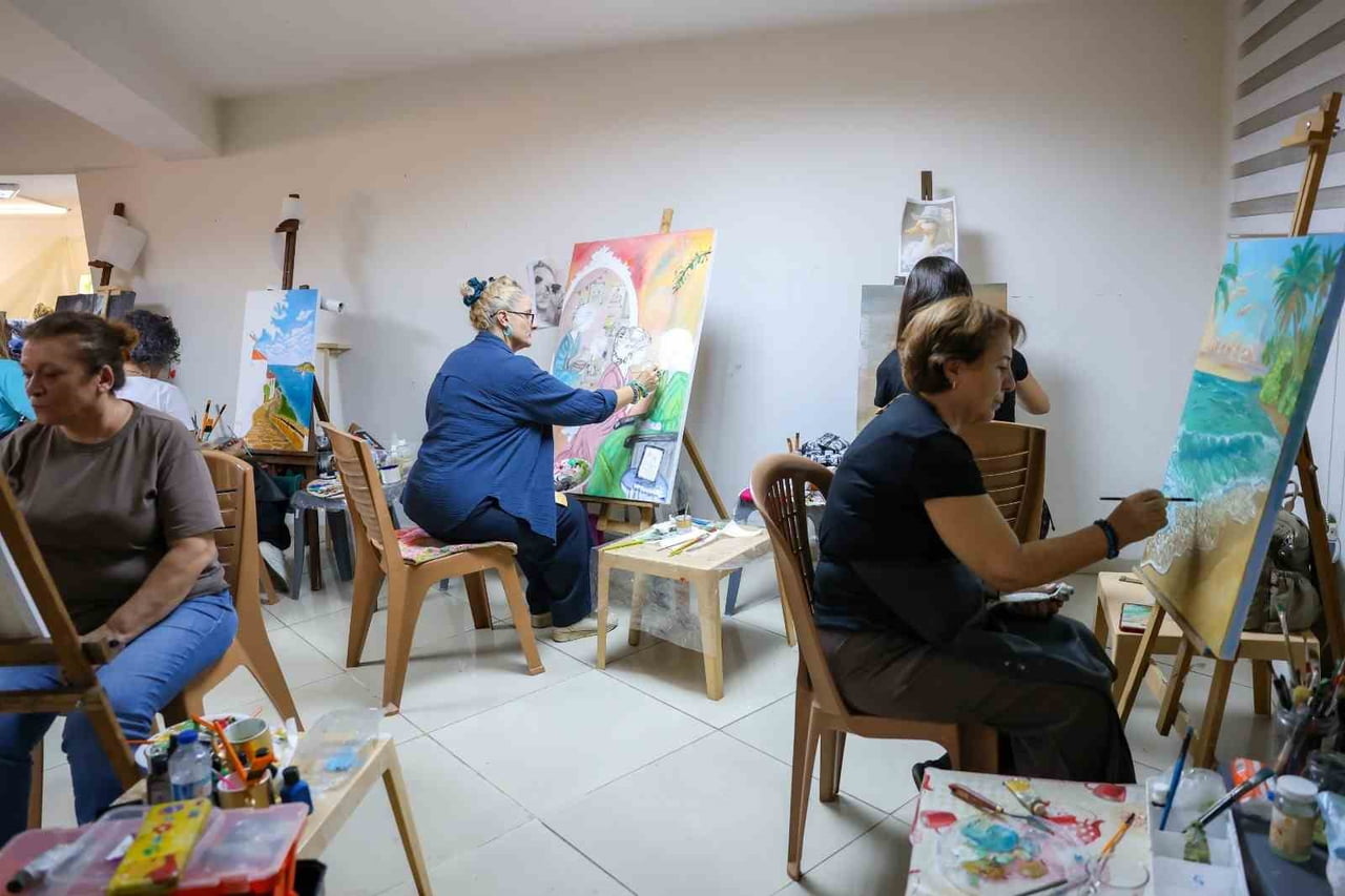 EFELER BELEDİYESİ TARAFINDAN DÜZENLENEN ÜCRETSİZ RESİM KURSU, VATANDAŞLARA HEM SANATSAL...