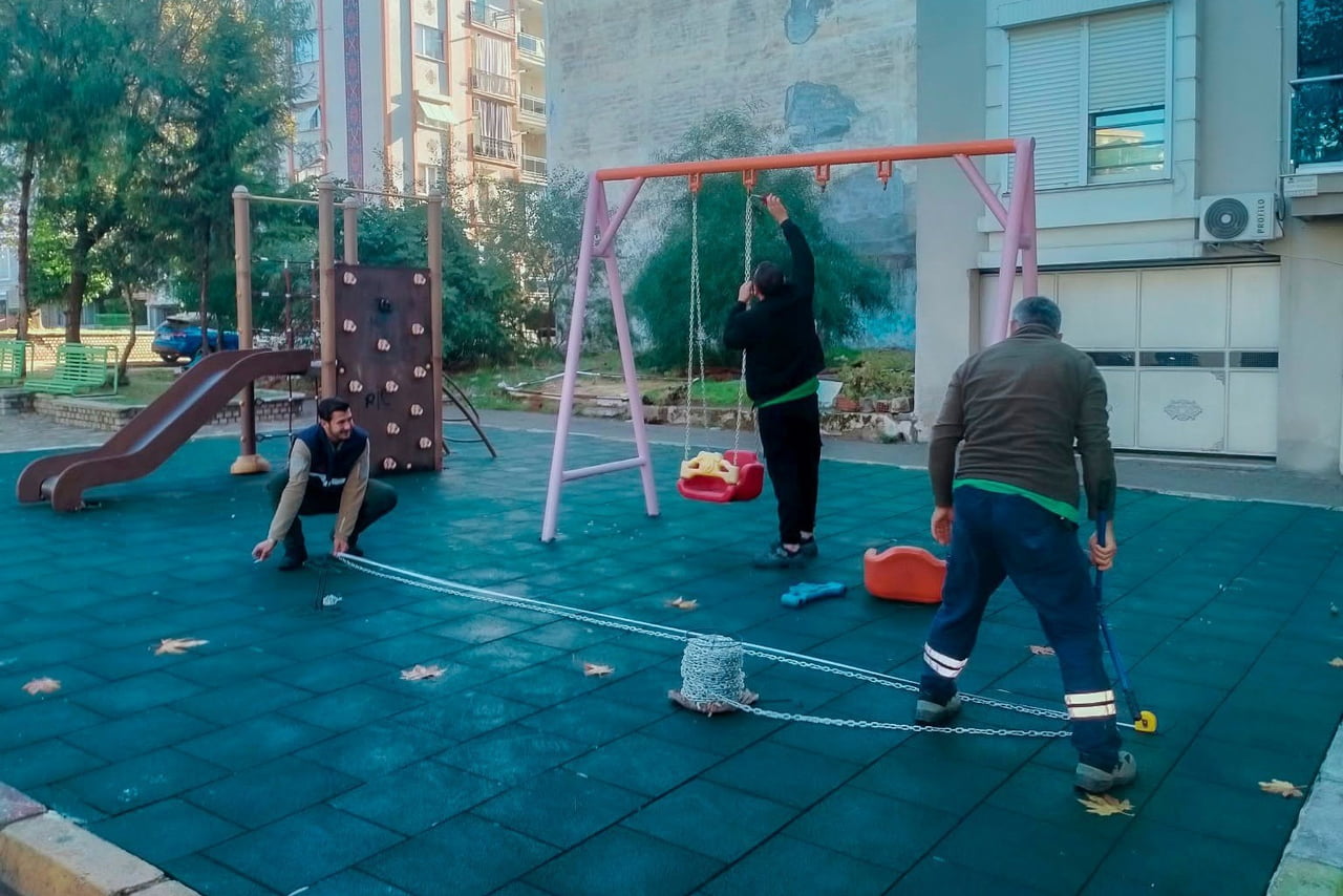 EFELER’DE ÇOCUK OYUN ALANLARI YENİLENİYOR