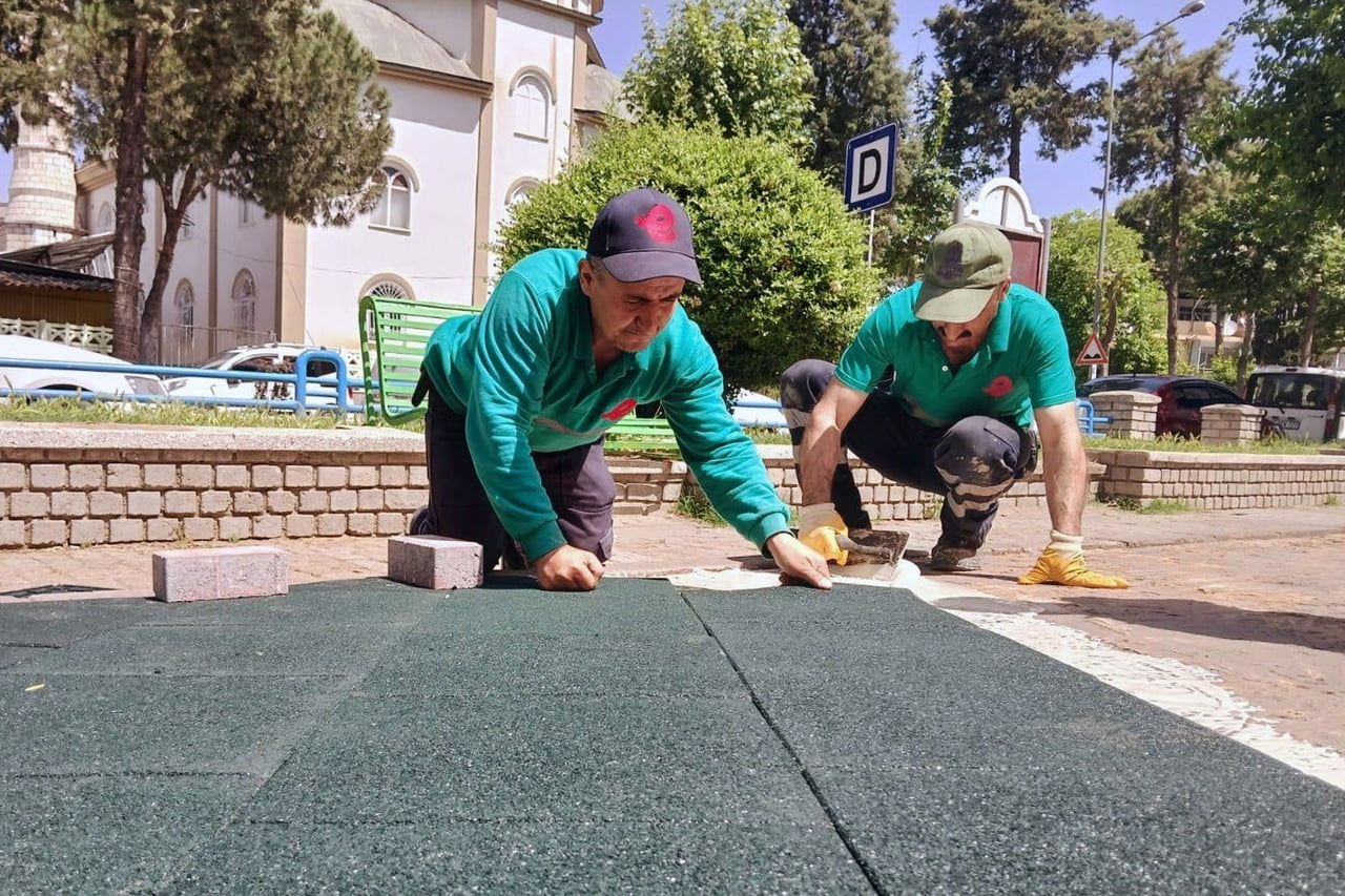 EFELER’DE PARK VE YEŞİL ALANLAR BAKIMA ALINDI