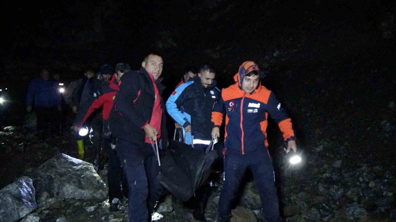 EKİPLER ŞAHSIN CENAZESİNİ ALANDAN ÇIKARTIP AMBULANSA ALDI