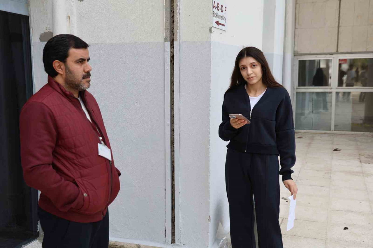 ELAZIĞ'DA KAMU PERSONELİ SEÇME SINAVI (KPSS) ÖN LİSANS OTURUMU BAŞLADI. SINAVA GEÇ KALAN BİR...