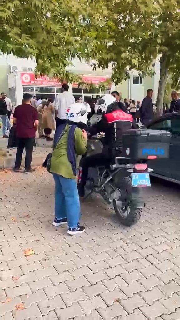 ELAZIĞ'DA KPSS ÖN LİSANS SINAVI'NA GEÇ KALMA TEHLİKESİ YAŞAYAN ADAYLAR İÇİN EMNİYET GÜÇLERİ...