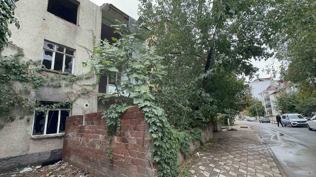 ELAZIĞ'IN KÜLTÜR MAHALLESİ'NDE ÜÇ KATLI METRUK BİR BİNANIN SON KATINDA ÇIKAN YANGIN, İTFAİYE...