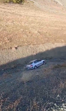 ELAZIĞ'IN PALU İLÇESİNDE SUMAK TOPLAMAK İÇİN PARK EDİLEN VE EL FRENİ TAM ÇEKİLMEYEN BİR OTOMOBİL...