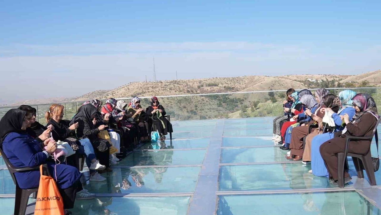 ELAZIĞ BELEDİYESİ BÜNYESİNDE FAALİYET GÖSTEREN ESMEK’İN ÖRGÜ GRUBU KURSİYERLERİ, HARPUT CAM SEYİR...