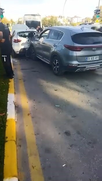 ELAZIĞ’DA 3 ARACIN KARIŞTIĞI ZİNCİRLEME TRAFİK KAZASINDA 1 KİŞİ YARALANDI