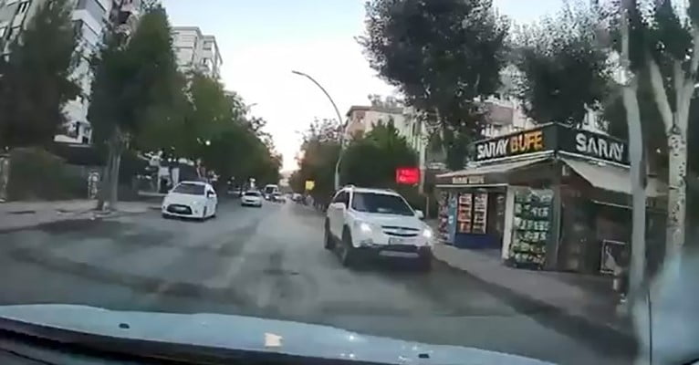 ELAZIĞ’DA AKAN TRAFİKTE TERS ŞERİTTEN GELEN SÜRÜCÜ, HEM KENDİ CANINI HEM DE DİĞER SÜRÜCÜLERİN...