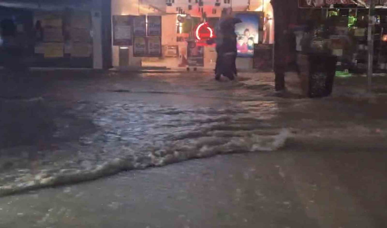 ELAZIĞ’DA AKŞAM SAATLERİNDE ANİDEN BASTIRAN SAĞANAK YAĞIŞ HAYATI OLUMSUZ ETKİLERKEN, CADDE VE...