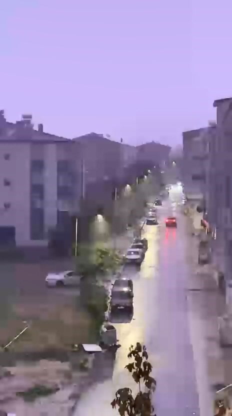 ELAZIĞ’DA AKŞAM SAATLERİNDE SAĞANAK YAĞIŞLA BİRLİKTE ÇAKAN ŞİMŞEKLER GECEYİ GÜNDÜZE...