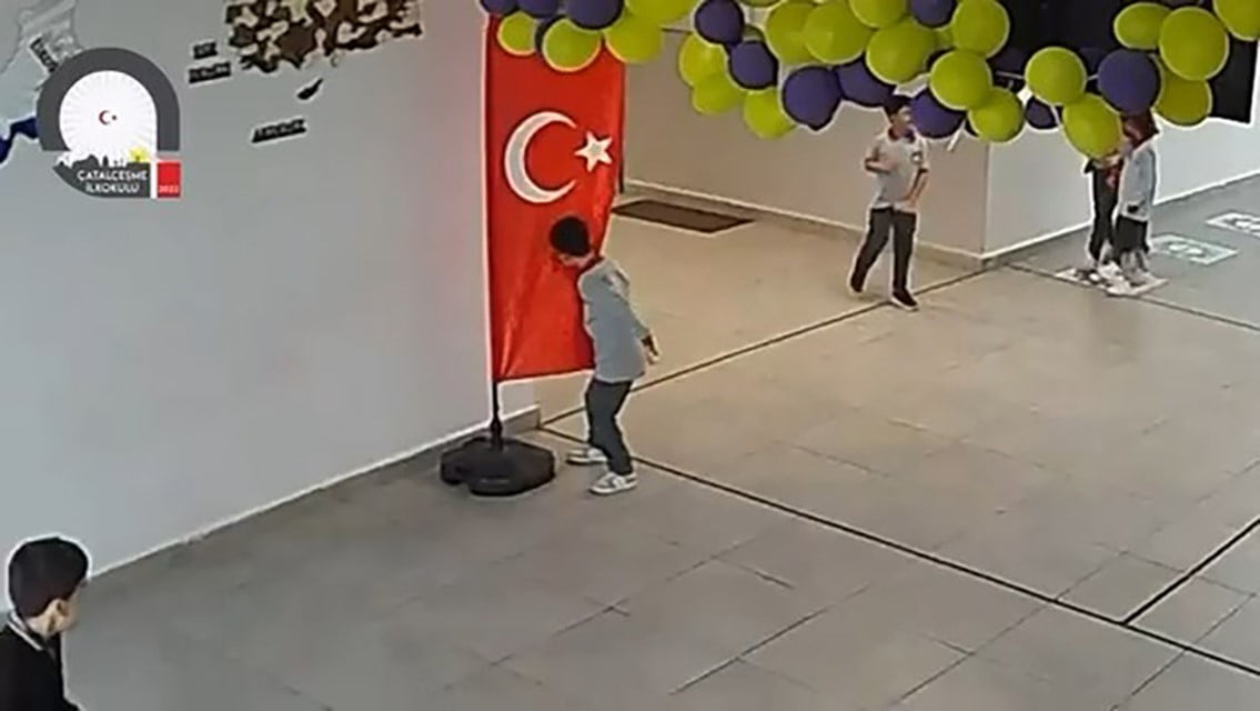 ELAZIĞ’DA BİR İLKOKULDA EĞİTİM GÖREN 2. SINIF ÖĞRENCİSİ MİRAN BATIN CANPOLAT, ARKADAŞLARIYLA OYUN...