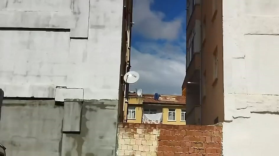 ELAZIĞ’DA BİR KADIN, BİNANIN ÇATISINA HERHANGİ BİR TEDBİR ALMADAN ÇIKARAK HALI SERDİ. GÖRENLERİN...