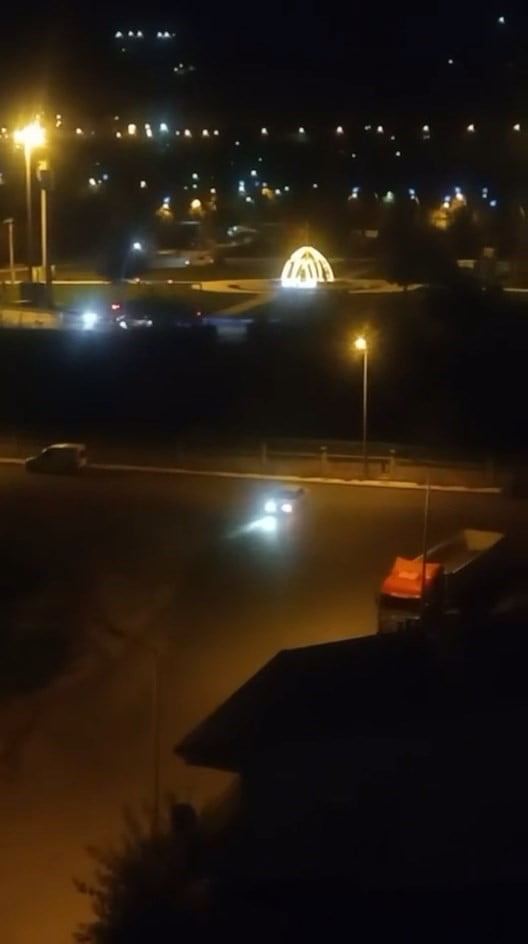 ELAZIĞ’DA BİR SÜRÜCÜ, OTOMOBİLİYLE DEFALARCA KENDİ ETRAFINDA DÖNEREK DRİFT YAPTI. O ANLAR BİR...