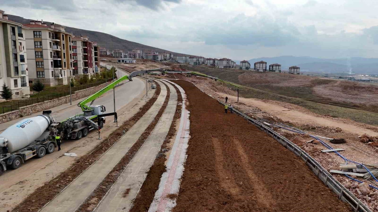 ELAZIĞ’DA HAYATA GEÇİRİLEN GÜNEYKENT SEYİR YOLU PROJESİ’NDE ÇALIŞMALAR HIZLA...