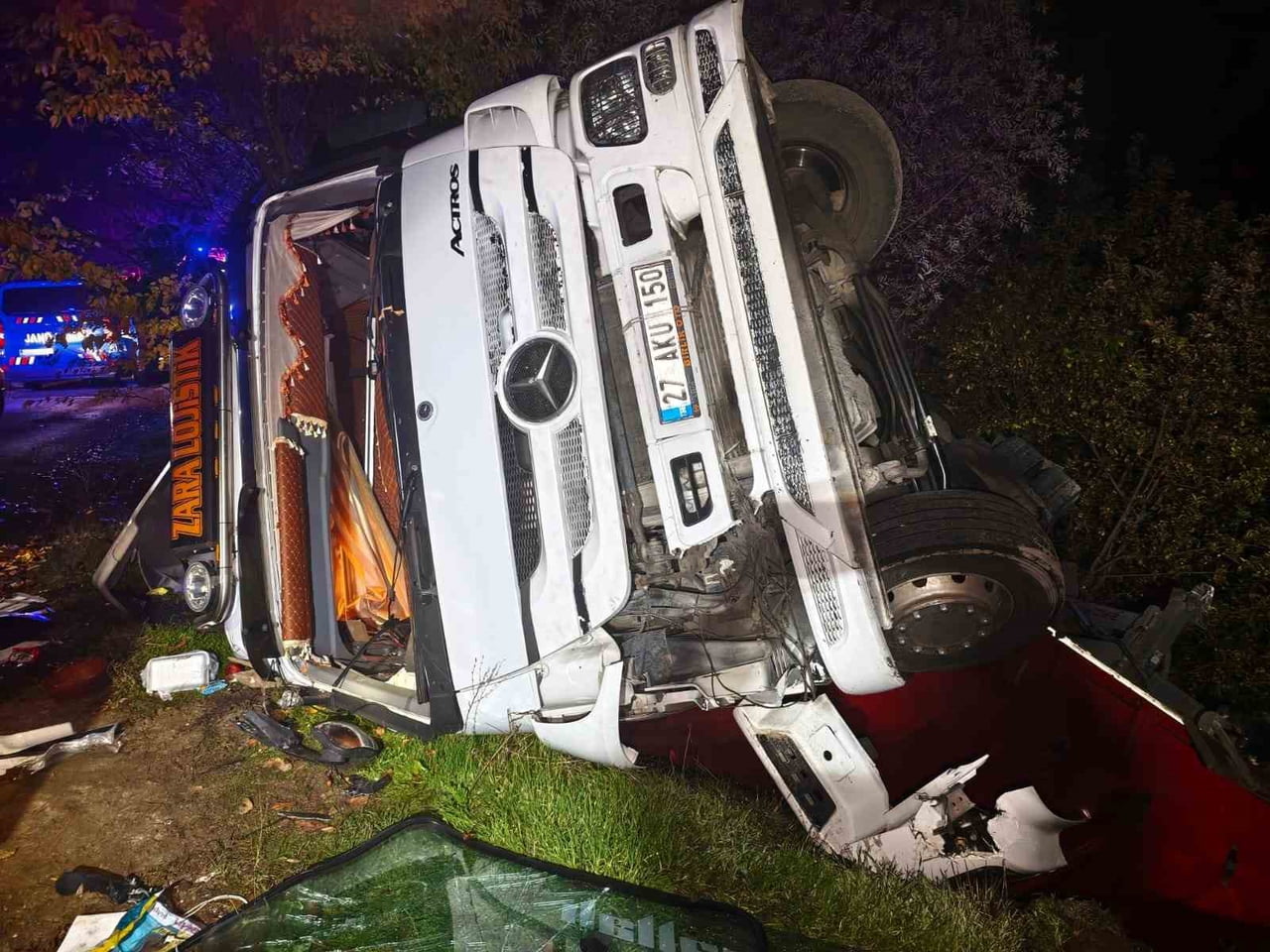 ELAZIĞ’DA KAMYONUN DEVRİLMESİ SONUCU YARALANAN VE ARAÇTA SIKIŞAN SÜRÜCÜ, AFAD EKİPLERİ TARAFINDAN...